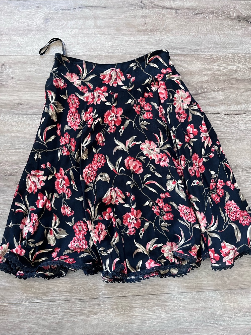 Jones New York Floral Skirt with red Blooms size 4 petite